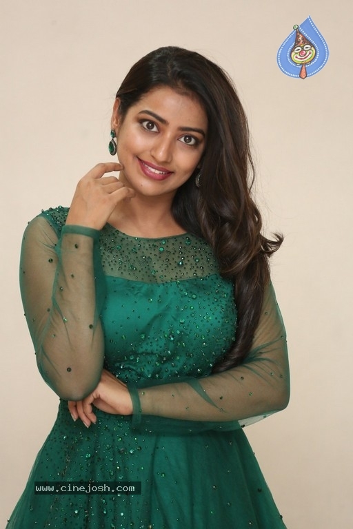 Tarunika Singh New Pics - 8 / 18 photos