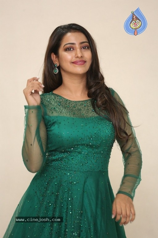 Tarunika Singh New Pics - 14 / 18 photos