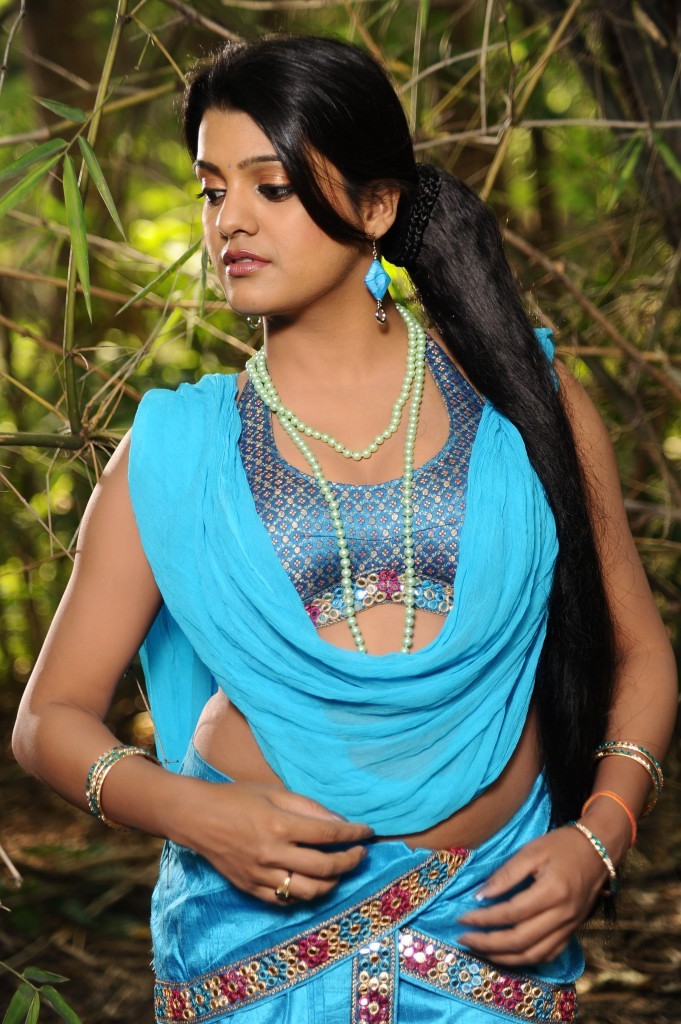 Tashu Kaushik Hot Images - 37 / 48 photos