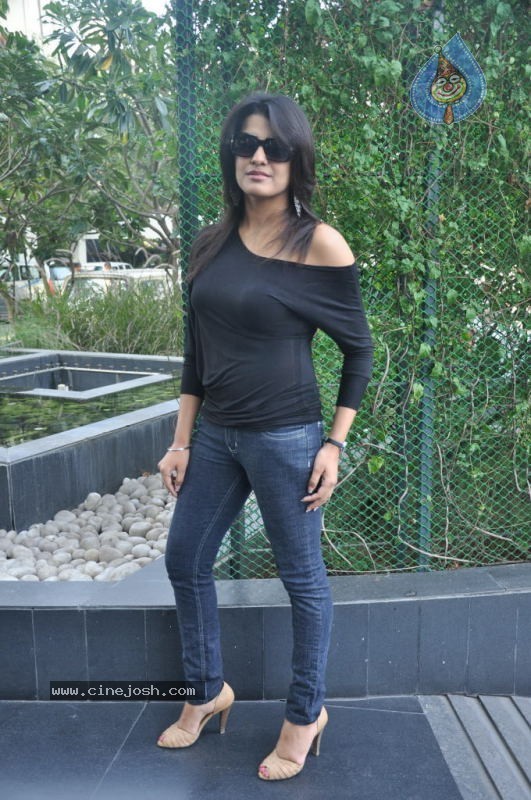 Tashu Kaushik Latest Photos - 14 / 76 photos