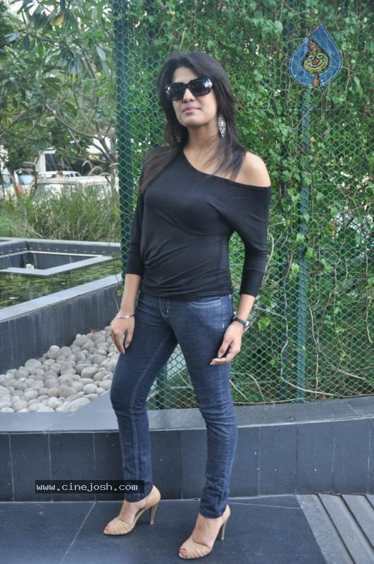 Tashu Kaushik Latest Photos - 40 / 76 photos