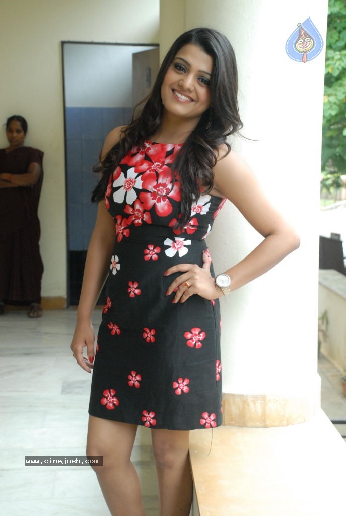 Tashu Kaushik Latest Photos - 37 / 65 photos