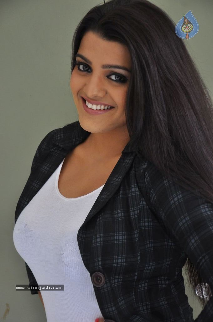 Tashu Kaushik Latest Pics - 20 / 150 photos