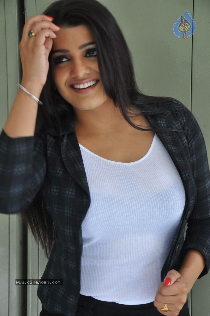 Tashu Kaushik Latest Pics - 123 / 150 photos