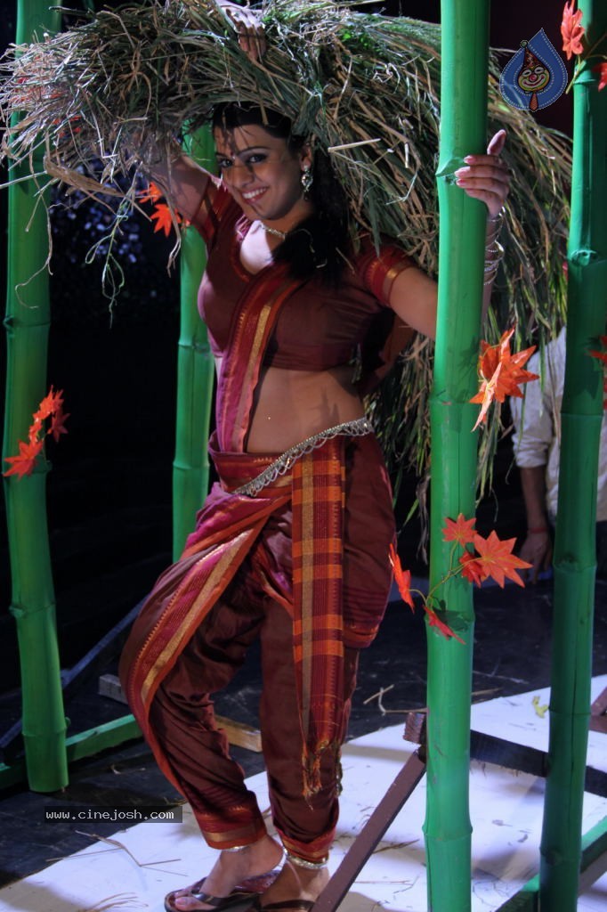 Tashu Kaushik New Pics - 22 / 68 photos