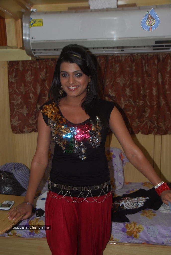 Tashu Kaushik New Stills - 18 / 30 photos