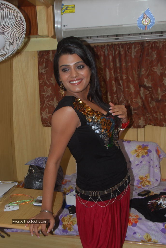 Tashu Kaushik New Stills - 23 / 30 photos