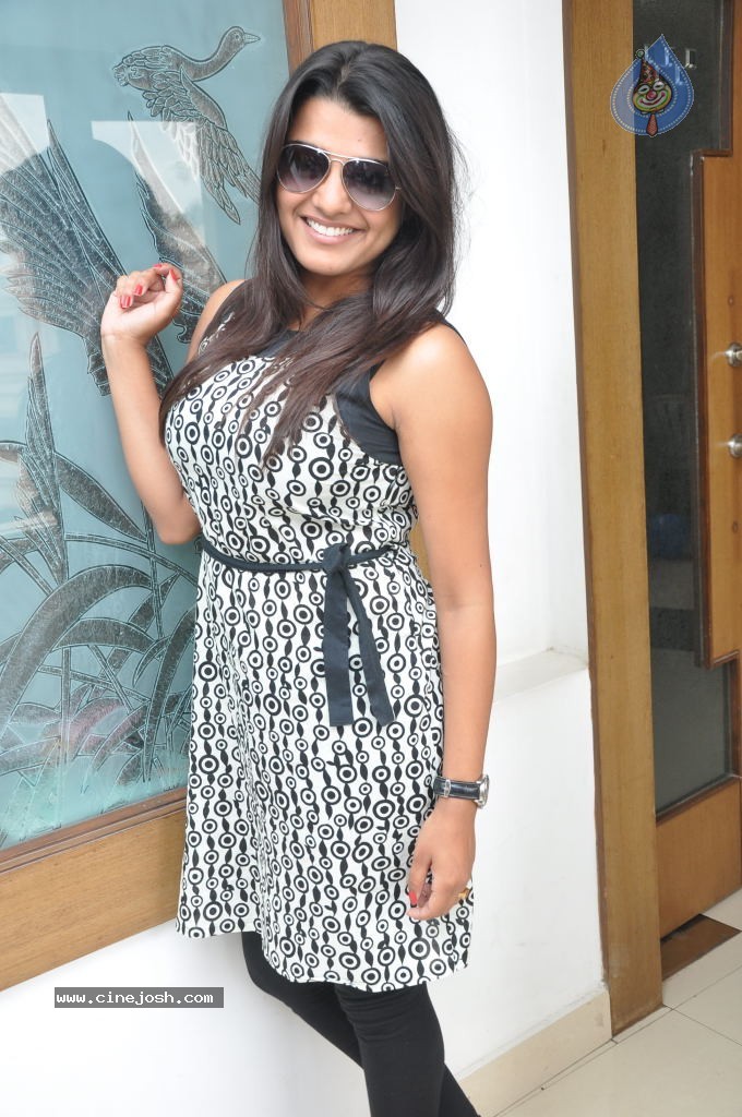 Tashu Koushik Latest Stills - 73 / 90 photos