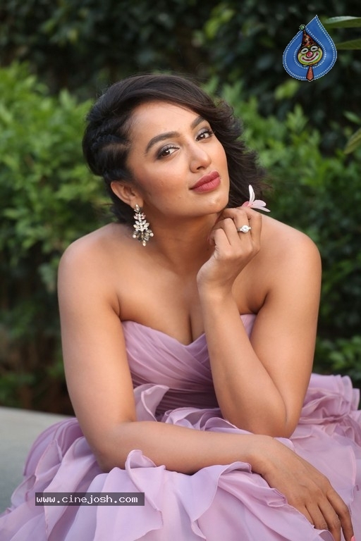 Tejaswi Mandava Photos - 18 / 21 photos