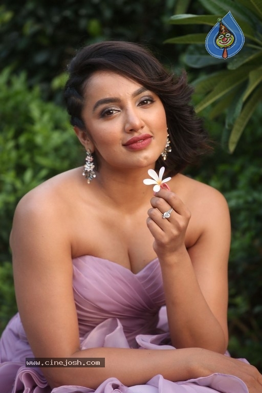 Tejaswi Mandava Photos - 20 / 21 photos