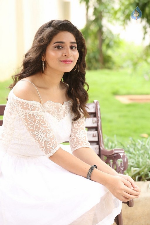 Tejaswini Pics - 20 / 42 photos