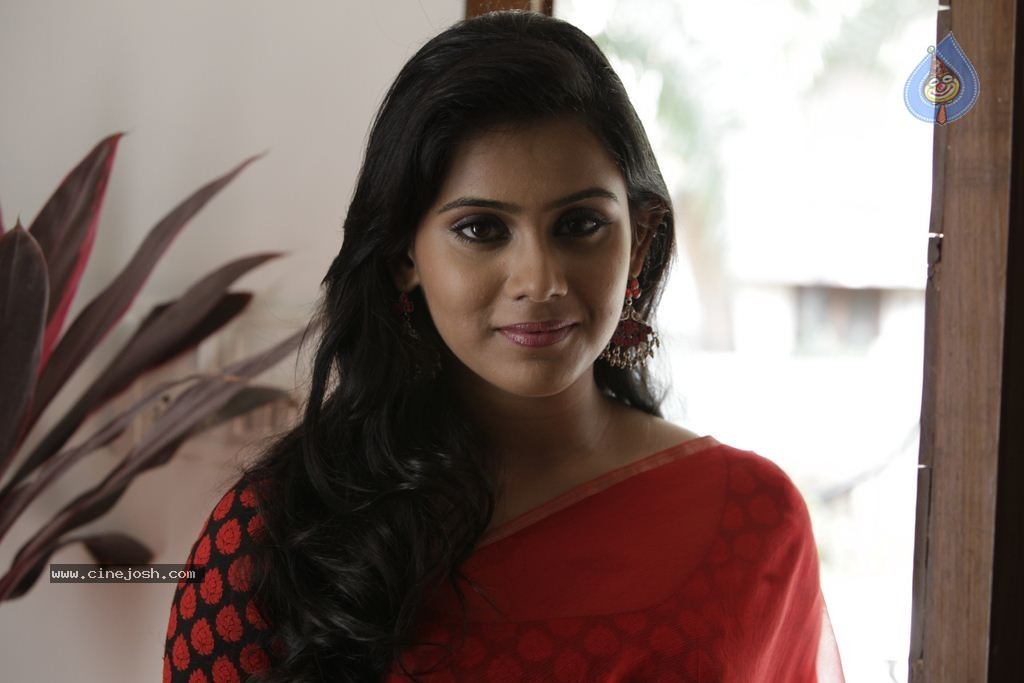 Thulasi New Stills - 2 / 4 photos