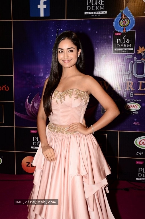 Tridha Choudhary At Zee Apsara Awards - 38 / 39 photos