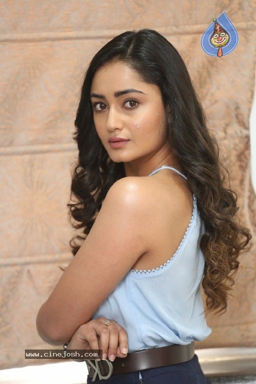 Tridha Choudhury Photos - 15 / 21 photos