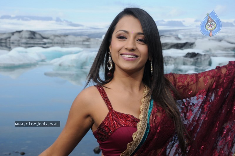 Trisha Latest Stills In Namo Venkatesa - 25 / 64 photos