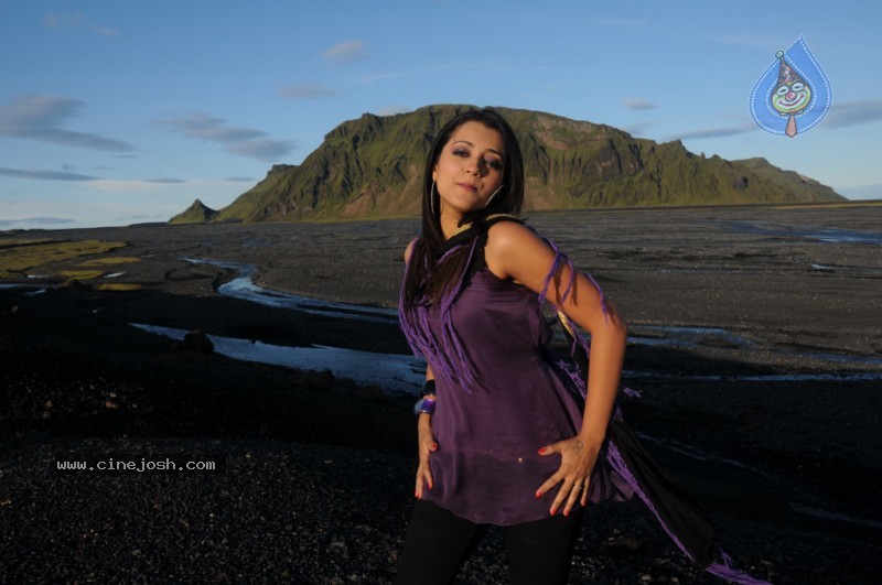 Trisha Latest Stills In Namo Venkatesa - 39 / 64 photos