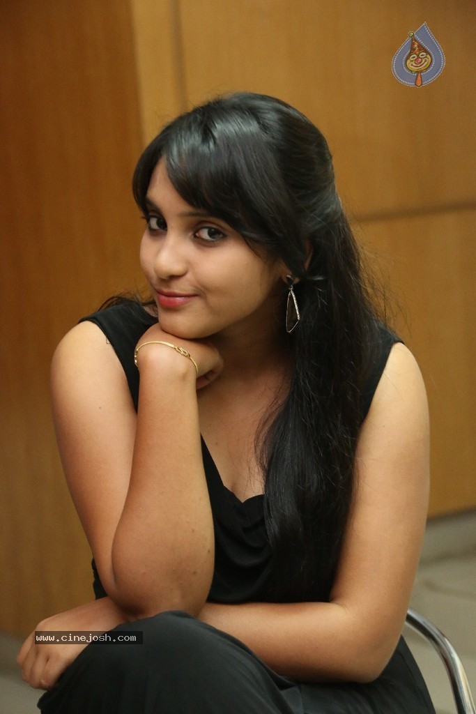 Trisha New Actress Stills - 6 / 102 photos