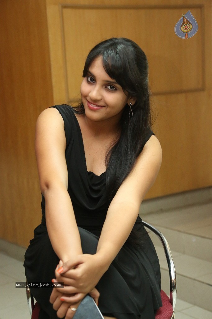Trisha New Actress Stills - 11 / 102 photos