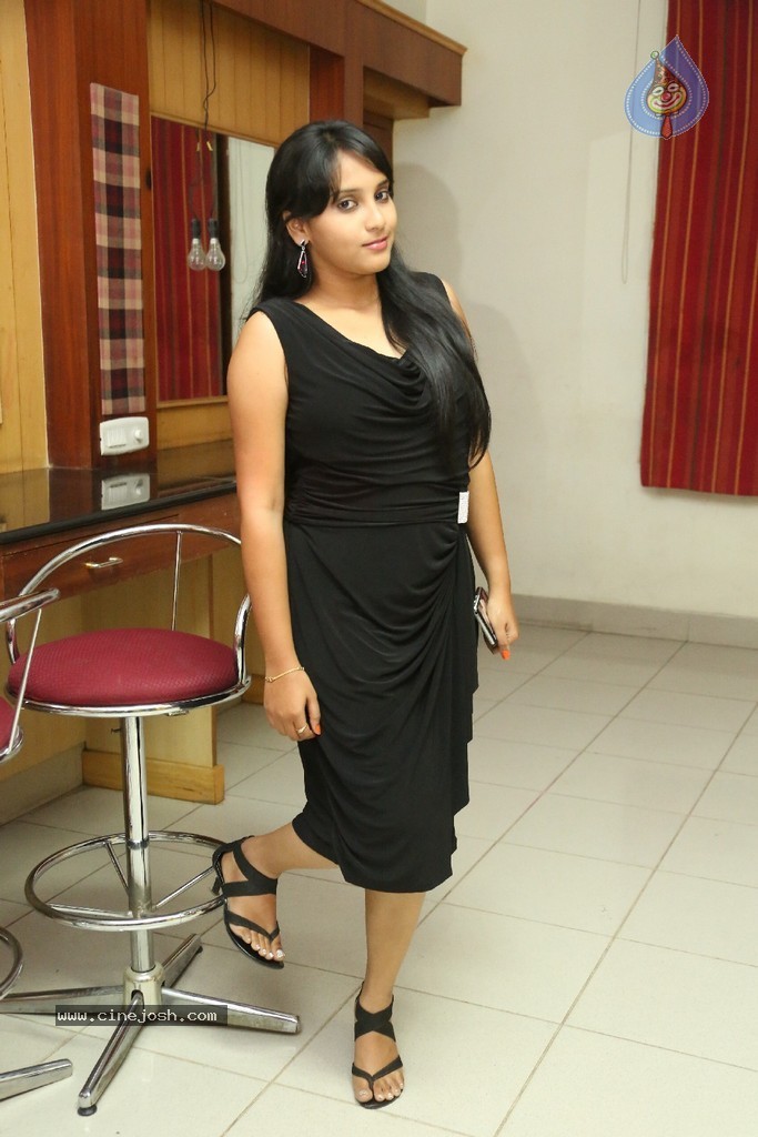 Trisha New Actress Stills - 13 / 102 photos