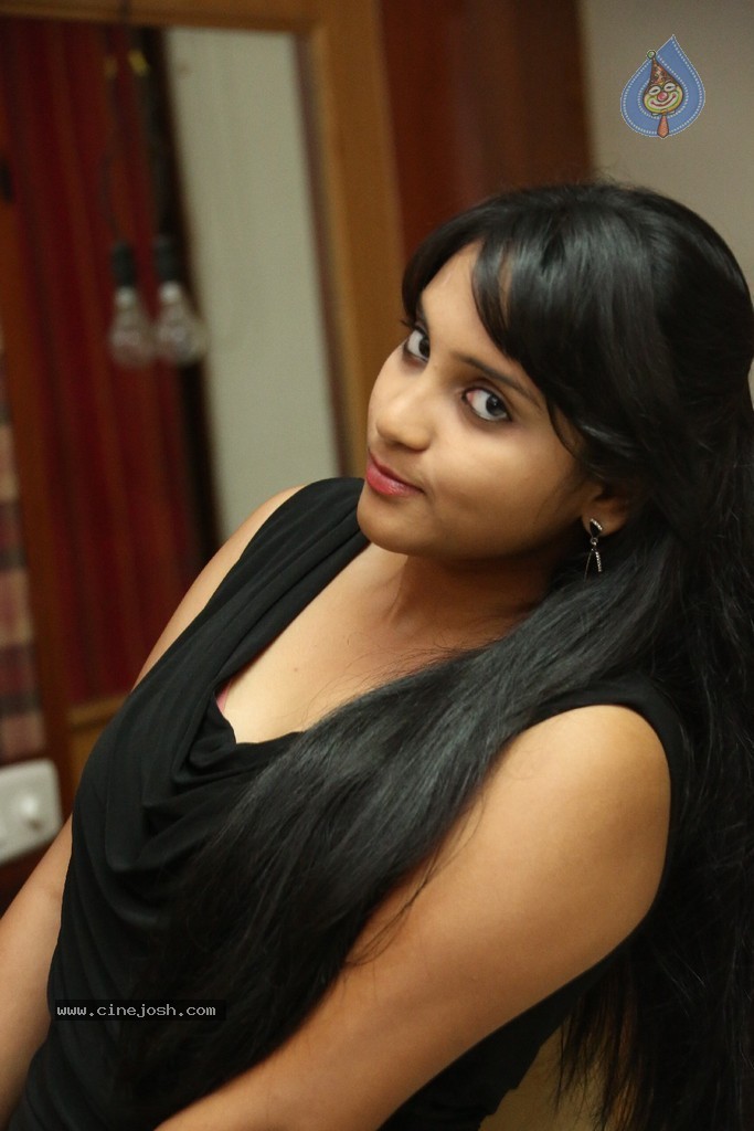 Trisha New Actress Stills - 15 / 102 photos