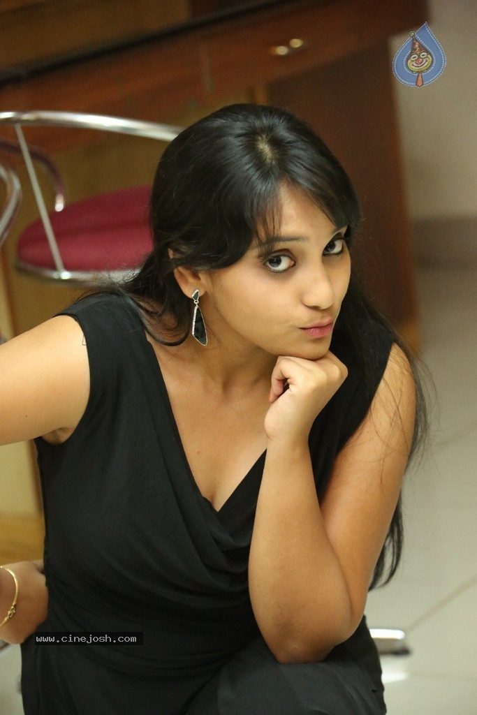 Trisha New Actress Stills - 17 / 102 photos