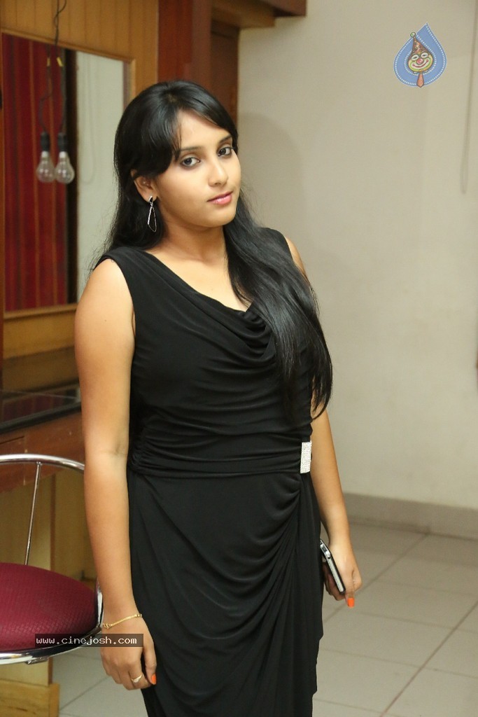 Trisha New Actress Stills - 18 / 102 photos