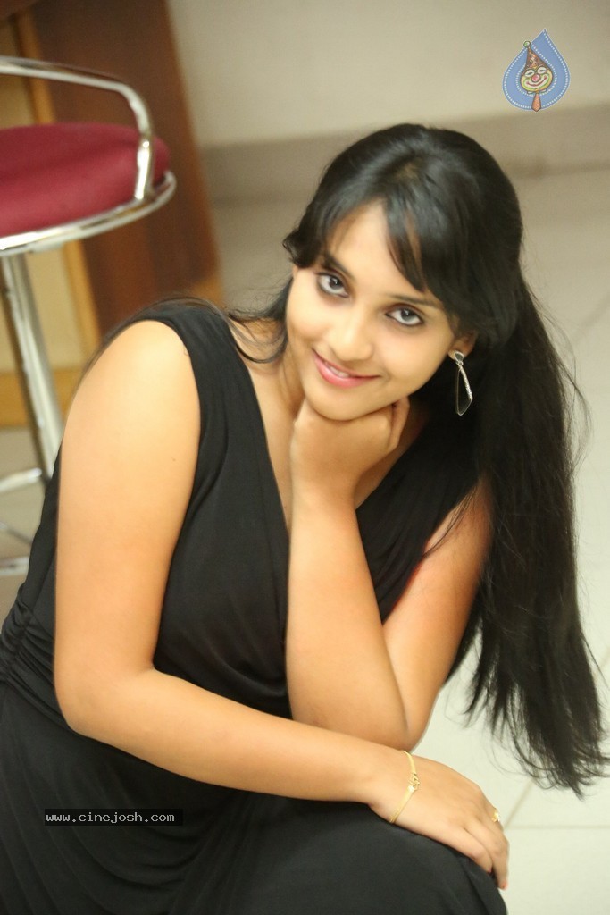 Trisha New Actress Stills - 21 / 102 photos