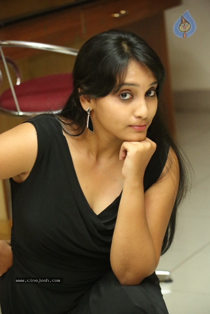Trisha New Actress Stills - 24 / 102 photos