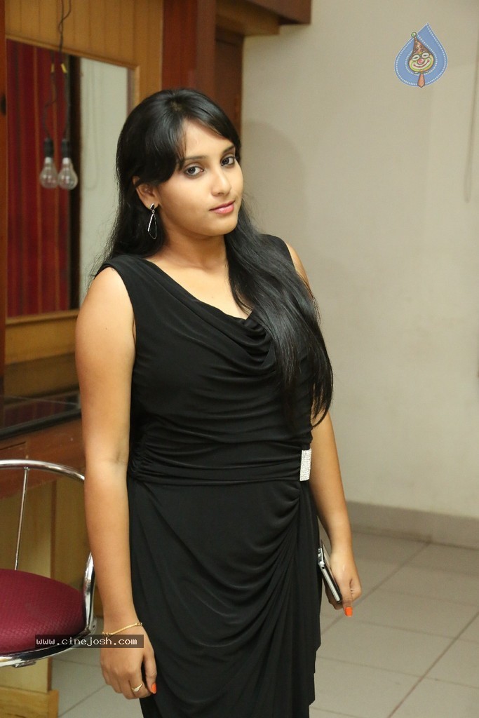 Trisha New Actress Stills - 27 / 102 photos