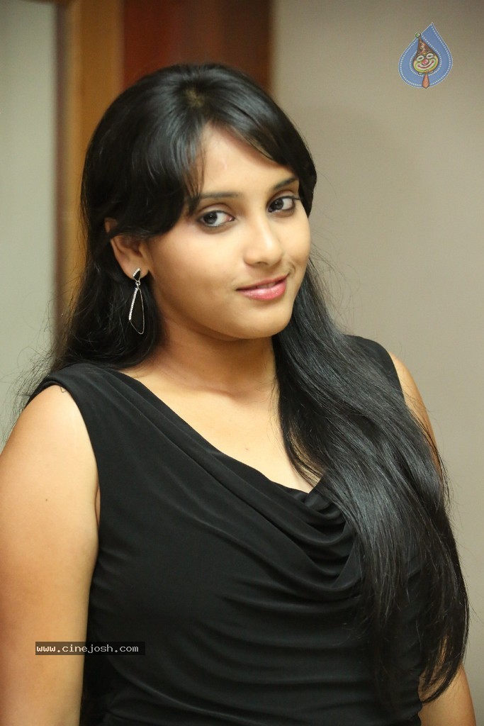 Trisha New Actress Stills - 28 / 102 photos