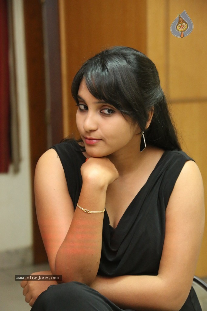 Trisha New Actress Stills - 30 / 102 photos