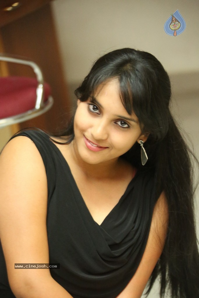 Trisha New Actress Stills - 50 / 102 photos