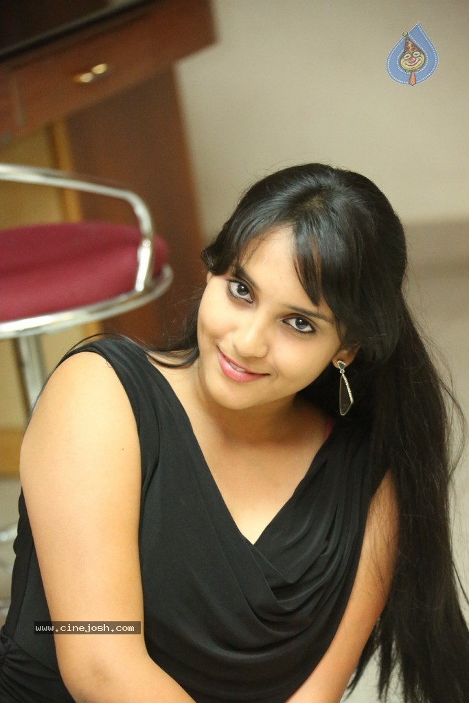 Trisha New Actress Stills - 63 / 102 photos