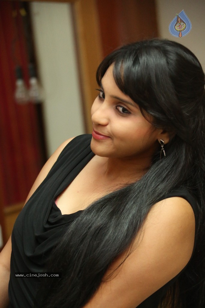 Trisha New Actress Stills - 75 / 102 photos