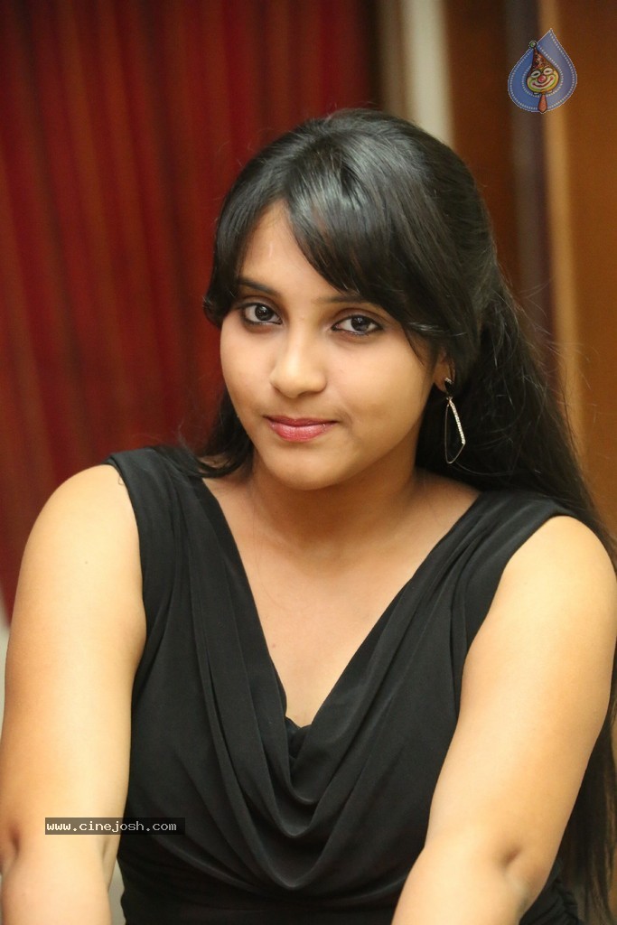 Trisha New Actress Stills - 79 / 102 photos