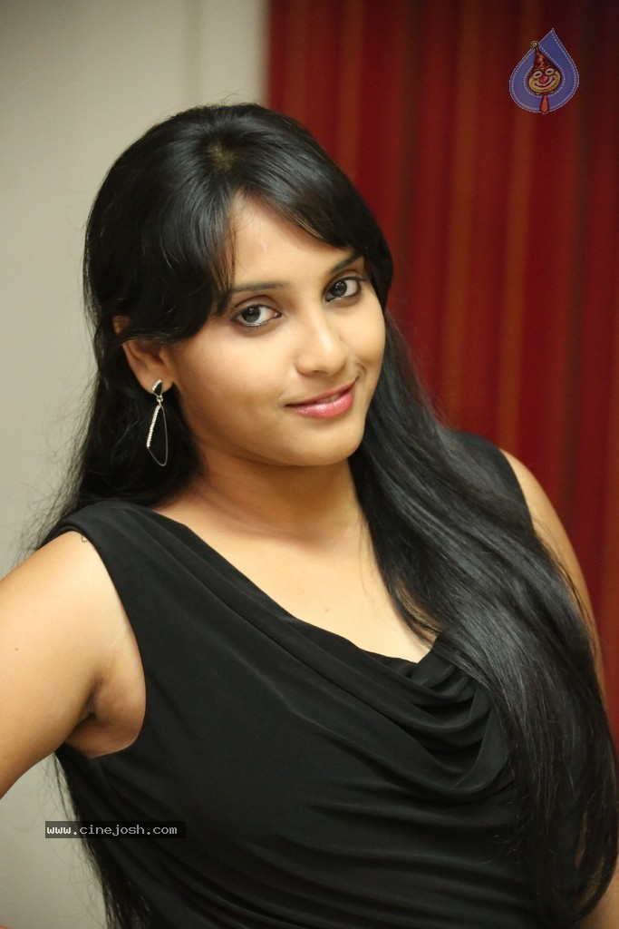 Trisha New Actress Stills - 80 / 102 photos