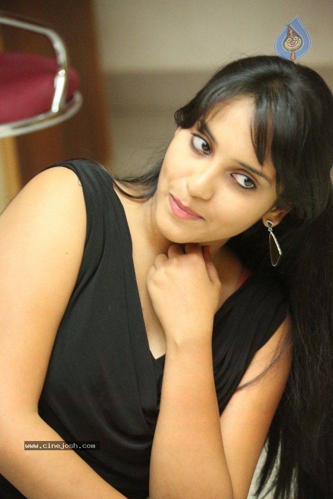 Trisha New Actress Stills - 82 / 102 photos