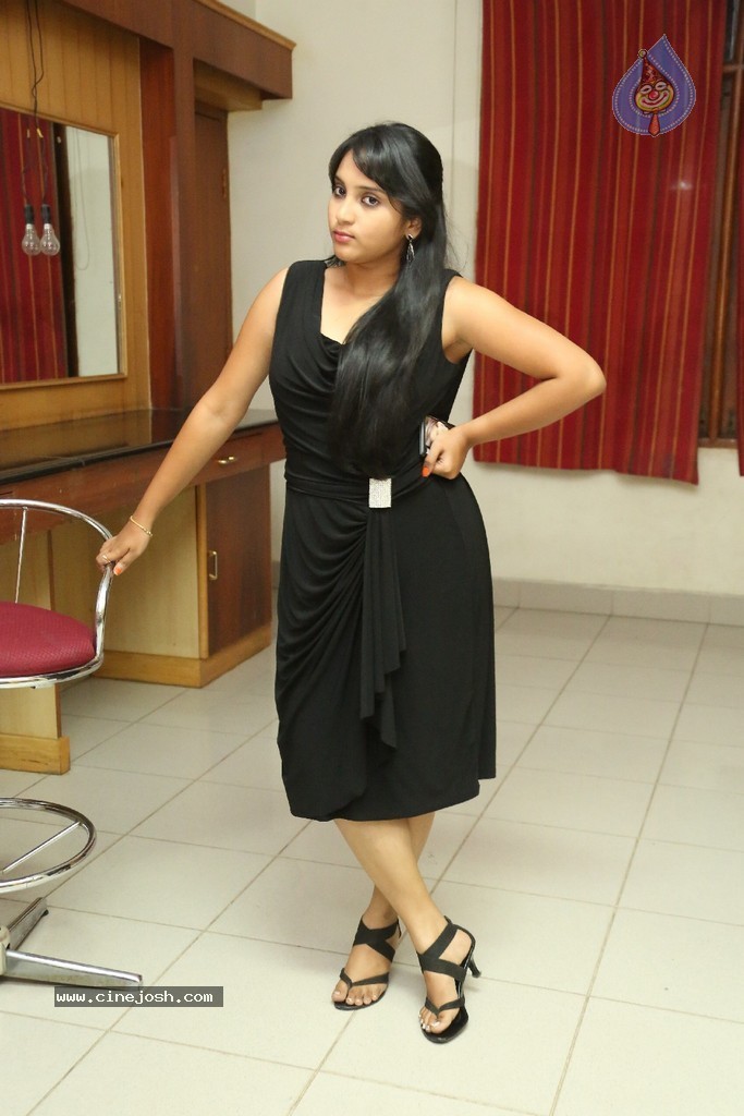 Trisha New Actress Stills - 83 / 102 photos