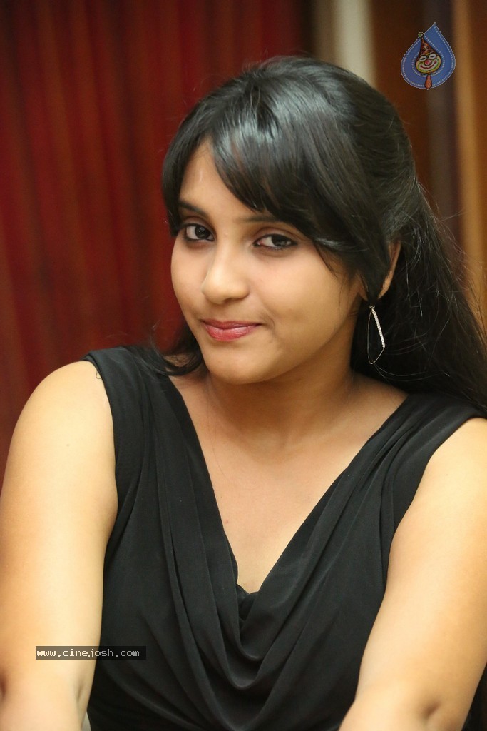 Trisha New Actress Stills - 87 / 102 photos