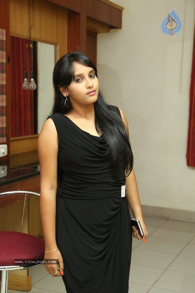 Trisha New Actress Stills - 88 / 102 photos