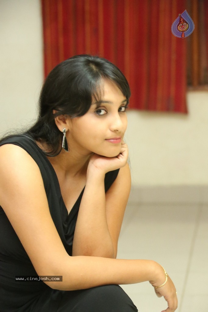 Trisha New Actress Stills - 92 / 102 photos