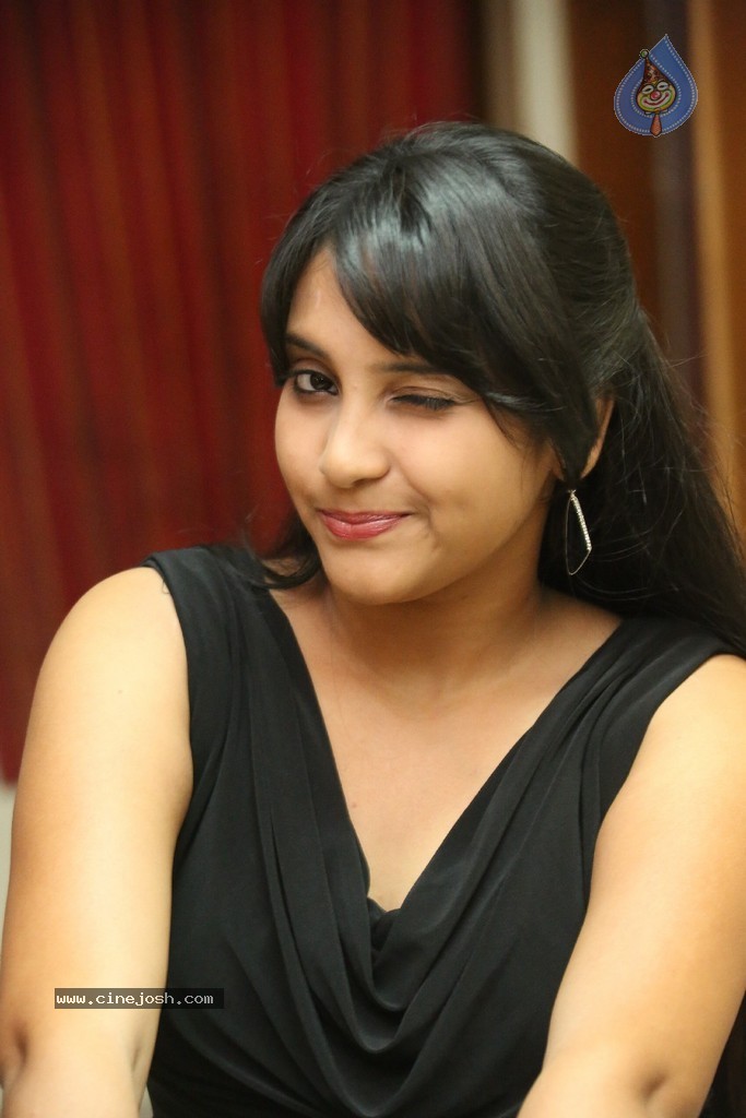 Trisha New Actress Stills - 101 / 102 photos