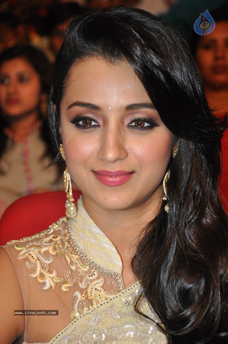 Trisha New Stills - 15 / 58 photos