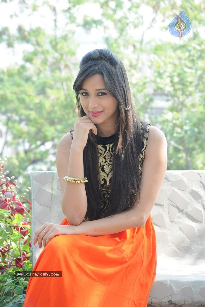 Tulika Gupta Stills - 27 / 80 photos