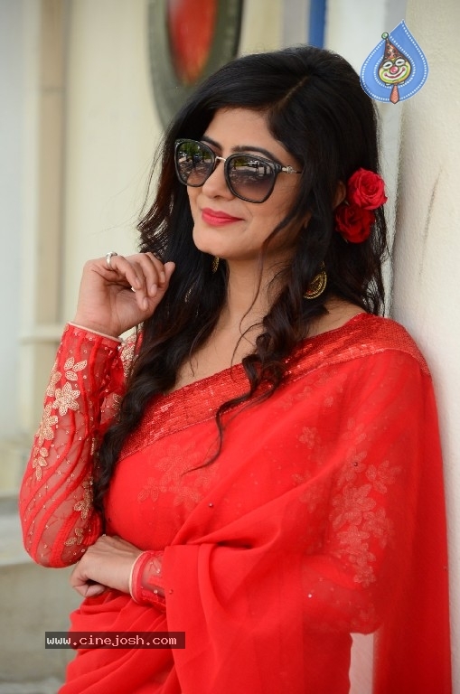 Tulika Singh Stills - 13 / 21 photos