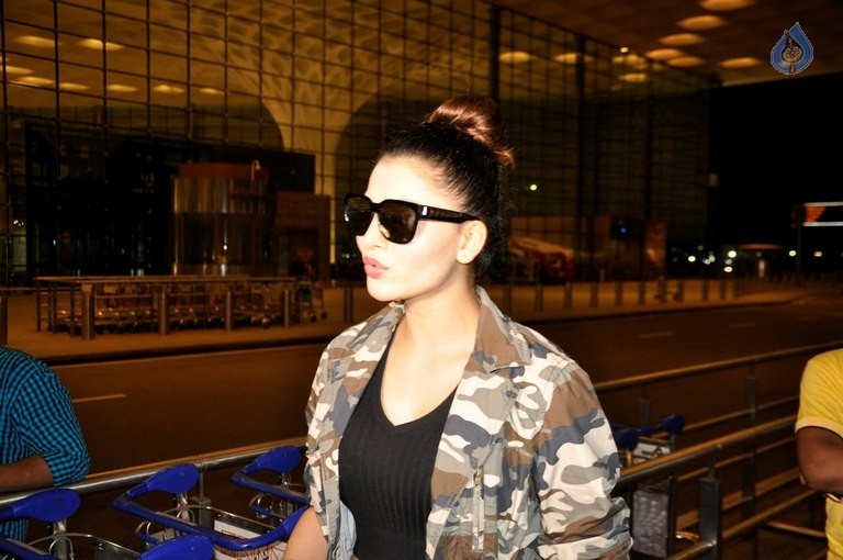 Urvashi Rautela at Mumbai Airport - 12 / 31 photos