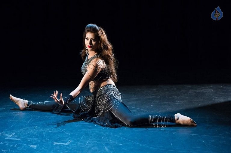 Urvashi Rautela New Photos - 7 / 9 photos