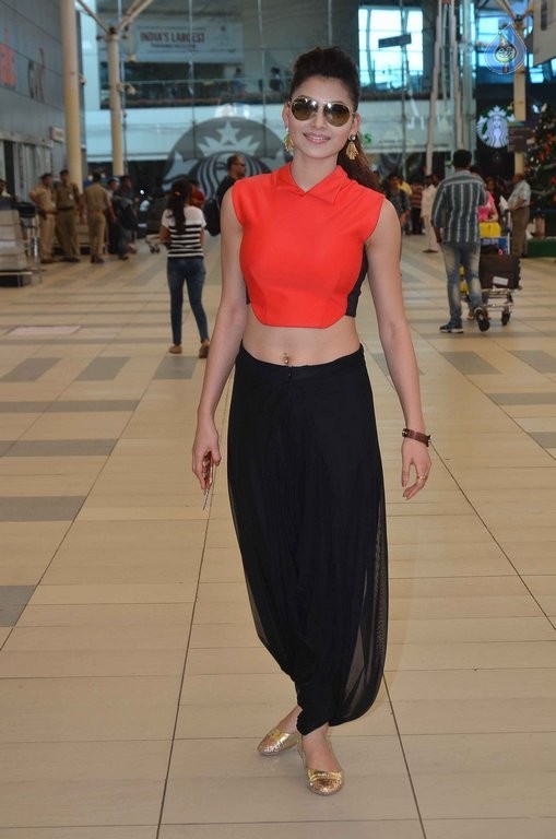 Urvashi Rautela New Pics - 7 / 25 photos
