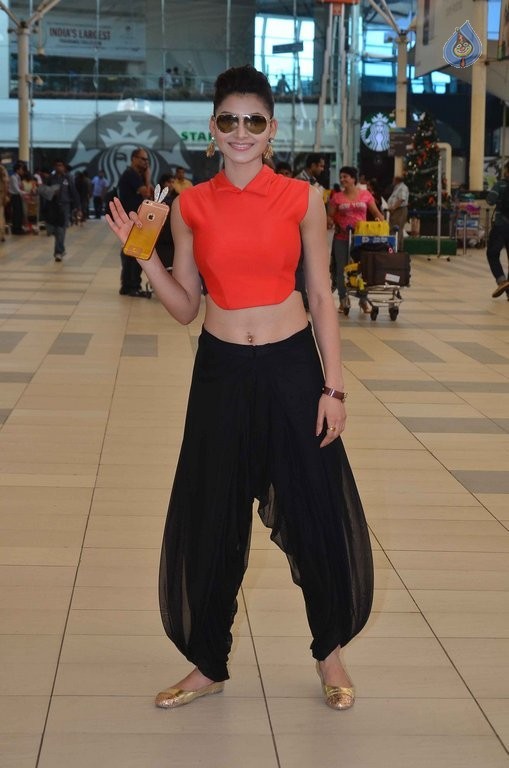 Urvashi Rautela New Pics - 11 / 25 photos