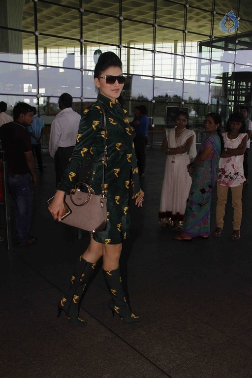 Urvashi Rautela New Pics - 13 / 13 photos